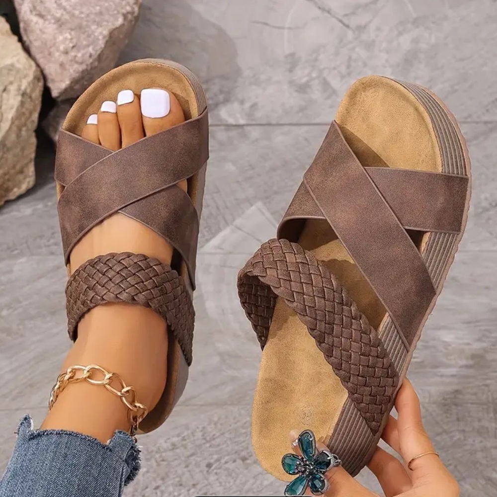 Chic Women’s Crisscross Platform Sandals